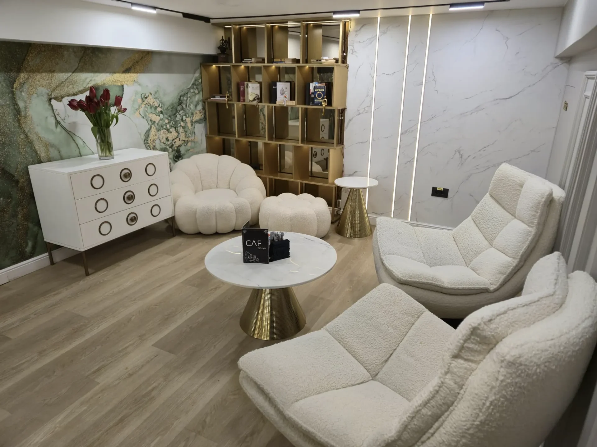 Zona lounge cu fotolii albe din CAF