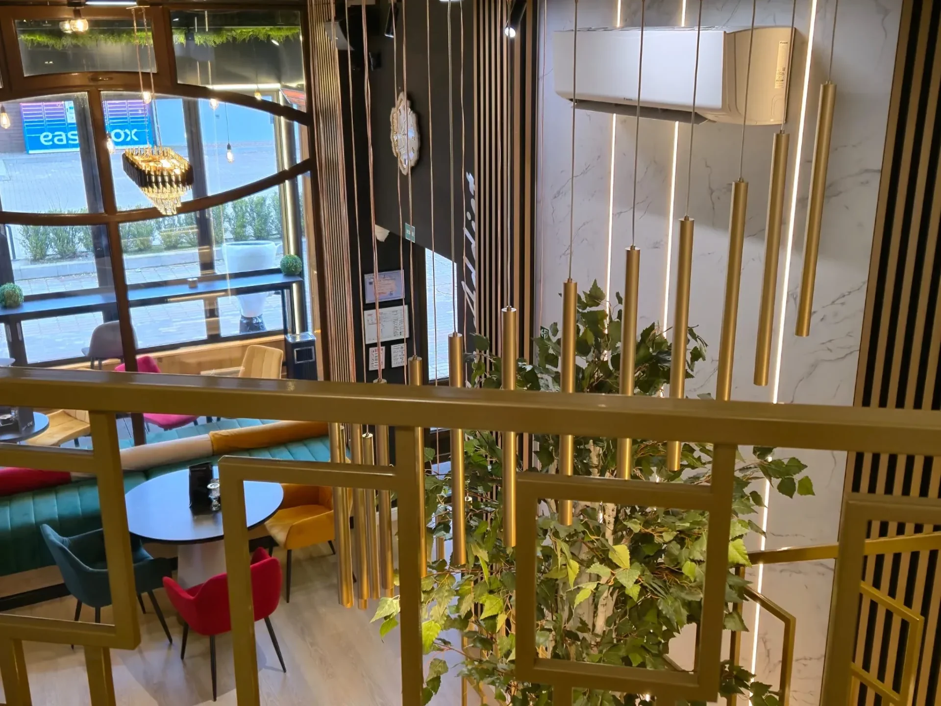 Atmosfera din cafeneaua CAF Coffee Addict