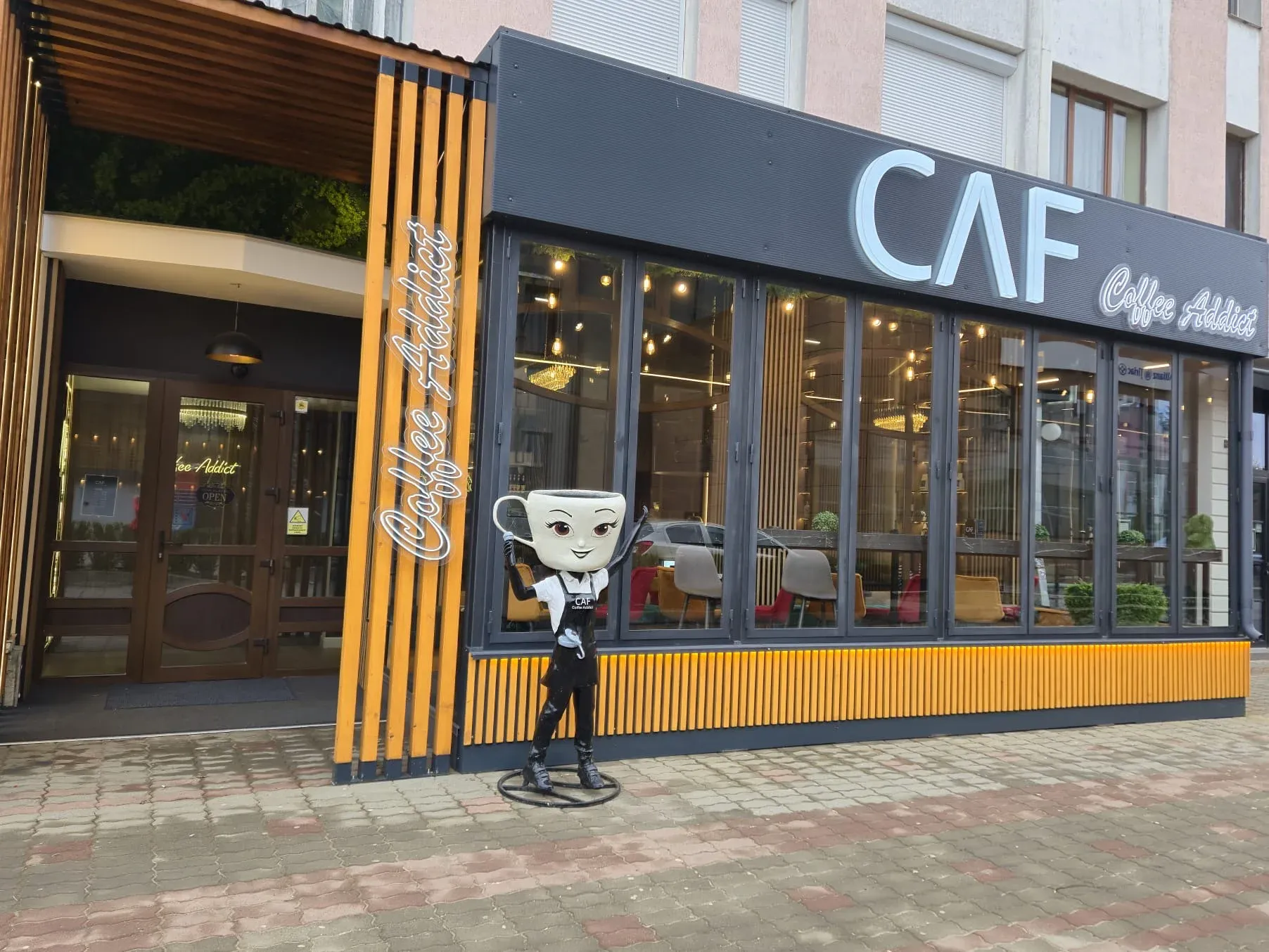 Fațada CAF Coffee Addict din Pașcani