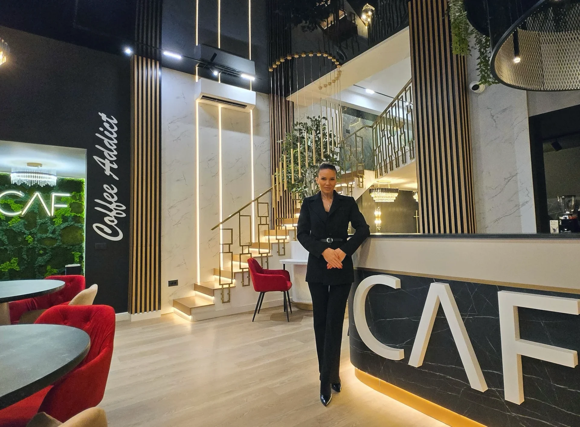 Adriana Nica în interiorul CAF Coffee Addict